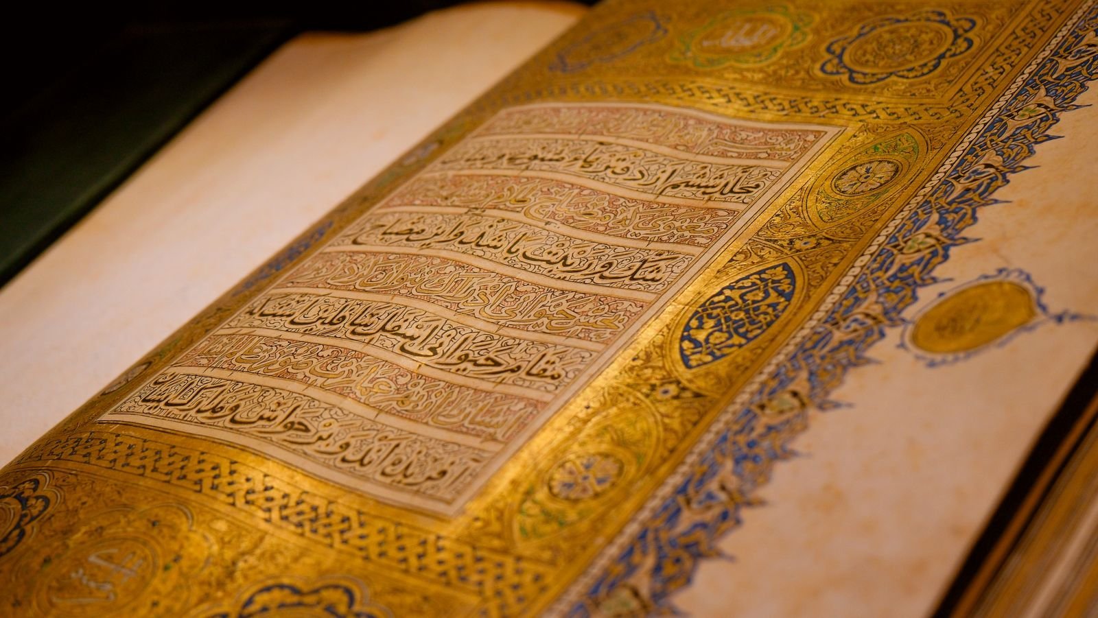 Tezhipli antik bir Kur'an el yazması