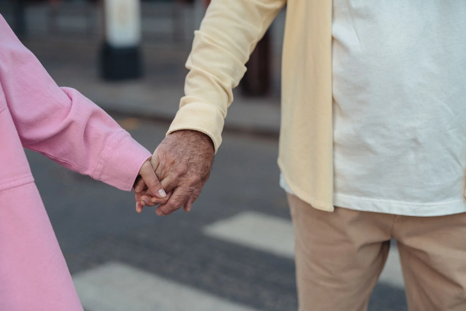 Ouder echtpaar hand in hand