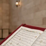 Ahşap rahle üzerinde açık Kur'an-ı Kerim sayfaları